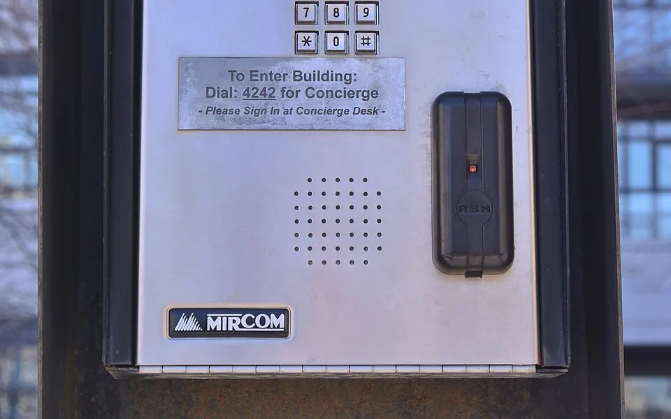 Building entry intercom with keypad and handset